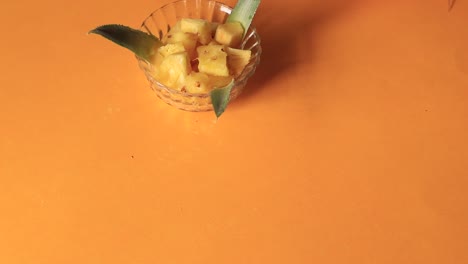 piña entera sobre fondo amarillo