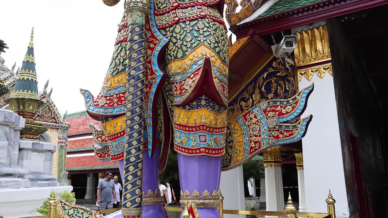 Statua colorata al Tempio del Buddha di Smeraldo