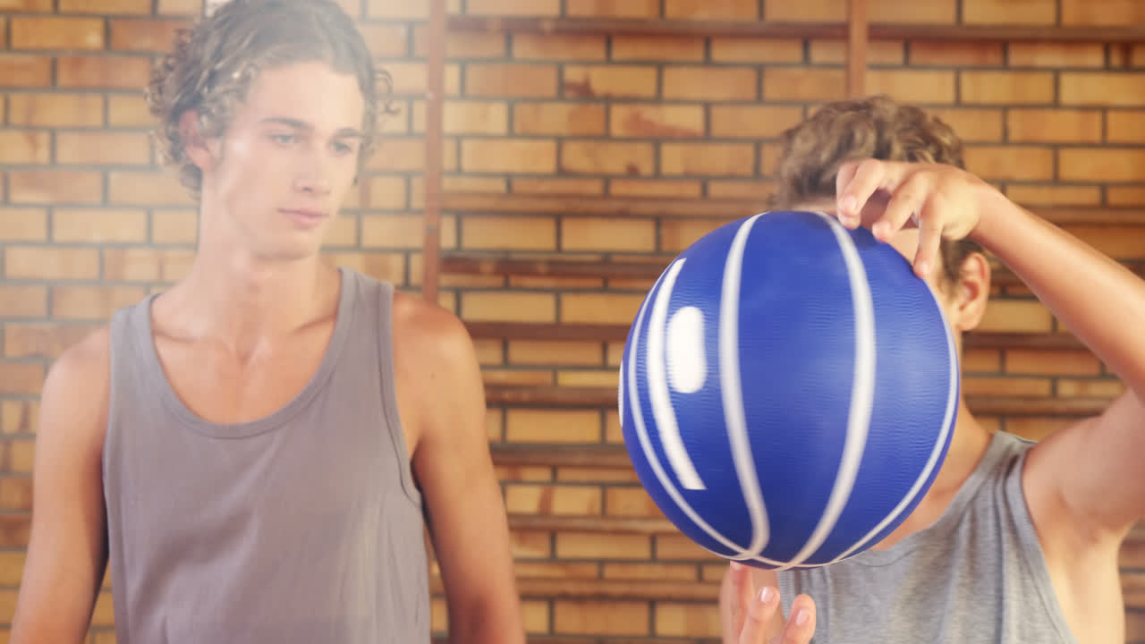 jugadores de baloncesto girando la pelota en el dedo