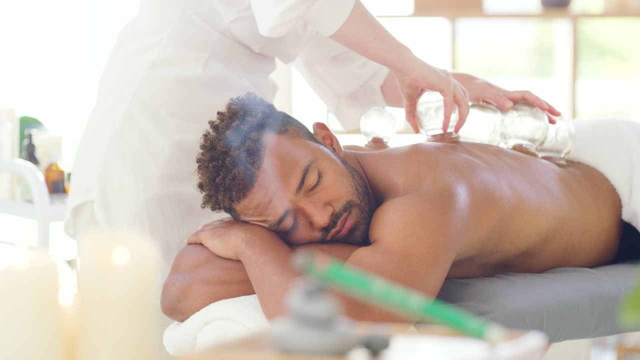 휴식을 즐기는 젊은 남자