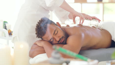 joven disfrutando de la relajación