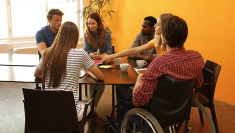 Männliche-Und-Weibliche-Führungskräfte-Interagieren-In-Einer-Besprechung-Miteinander