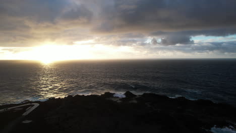 Fantastica-Toma-Aerea-Pasando-A-Poca-Distancia-Del-Faro-De-La-Sardina-En-La-Ciudad-De-Galdar