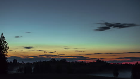 Lapso-De-Tiempo-De-Puesta-De-Sol-Con-Nubes-En-Movimiento-Cielo-Dramático-Con-Nubes-En-Movimiento-Sobre-La-Silueta-Del-Paisaje-De-árboles