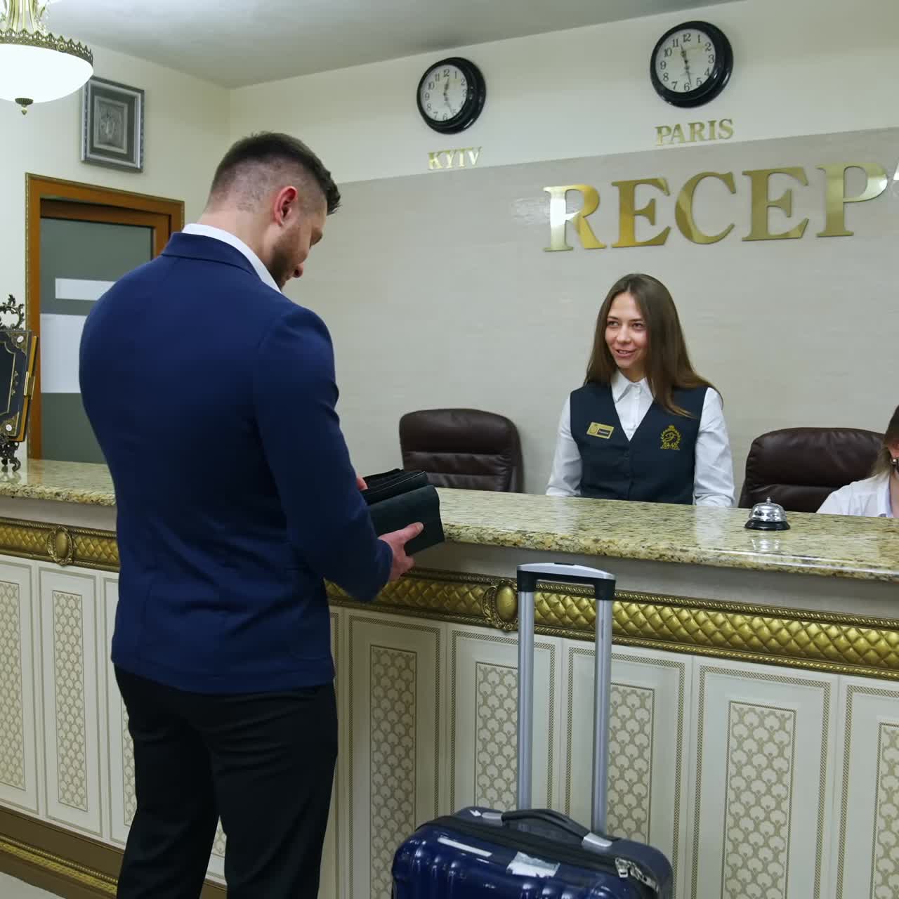 Reception di un hotel moderno di lusso. Giovane uomo in viaggio d'affari che effettua il check-in in hotel