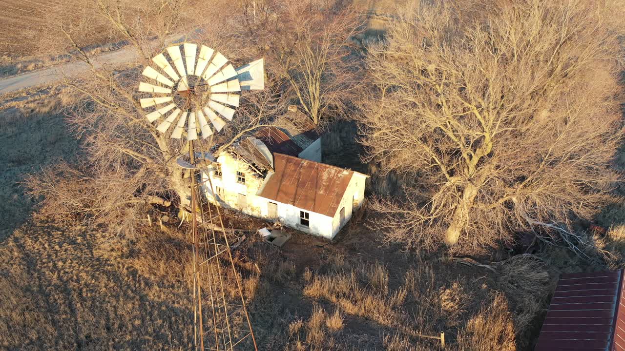 заброшенный фермерский дом с ветряной мельницей - вид с воздуха