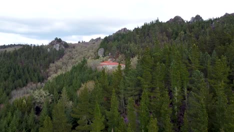 Kloster-San-Pedro-De-Rocas,-Eingebettet-Zwischen-Immergrünen-Pinien-Im-Tal