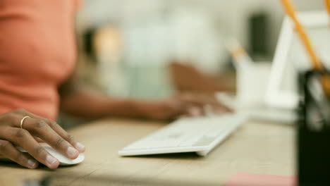 persona que escribe en un teclado de computadora