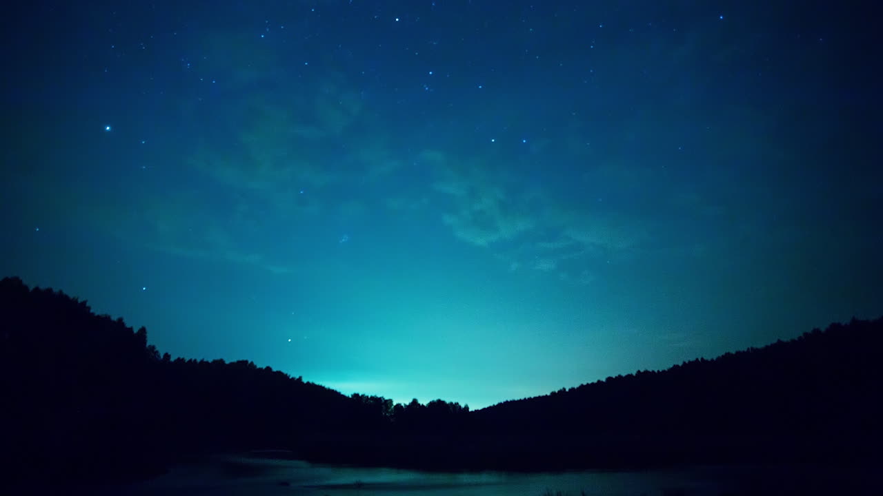 숲 위의 밤하늘