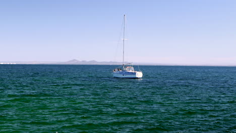 barco en medio del océano