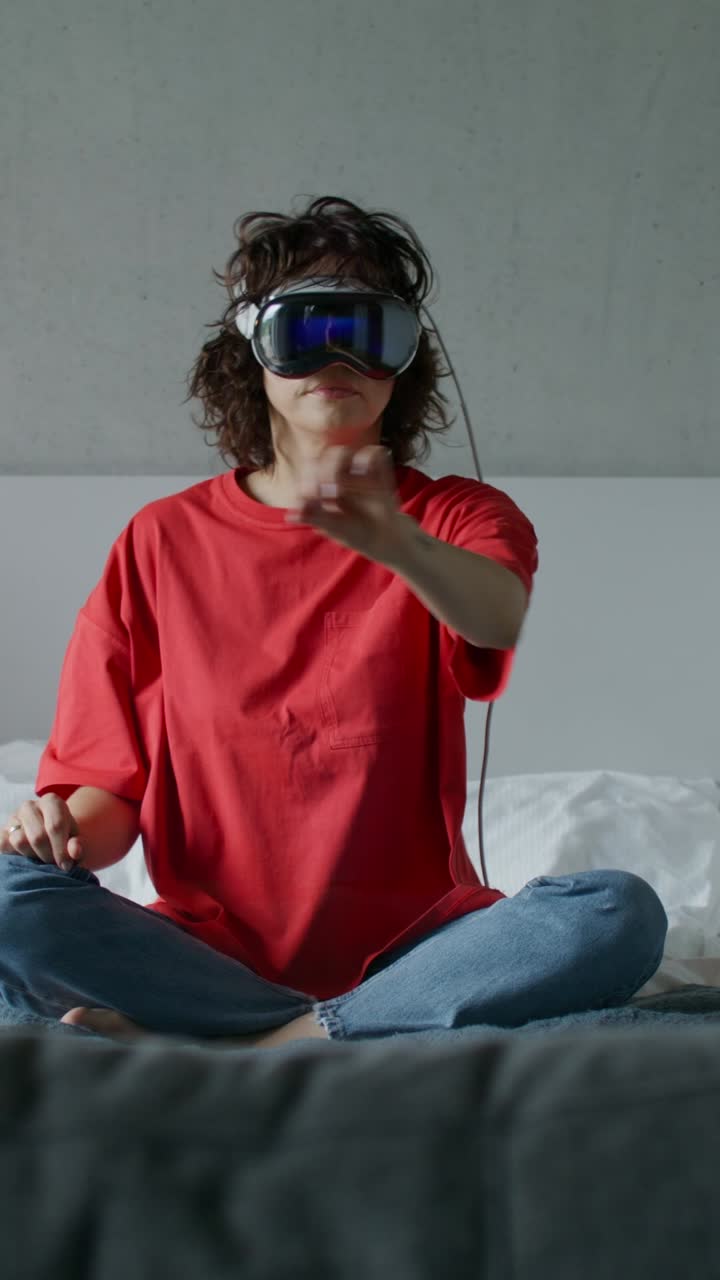 Mujer experimentando realidad virtual