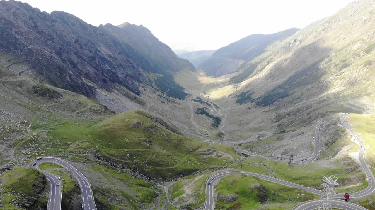 Riprese aeree con drone della bellissima strada panoramica Transfăgărășan, tortuosa e sinuosa, nei Monti Făgăraș, Romania.