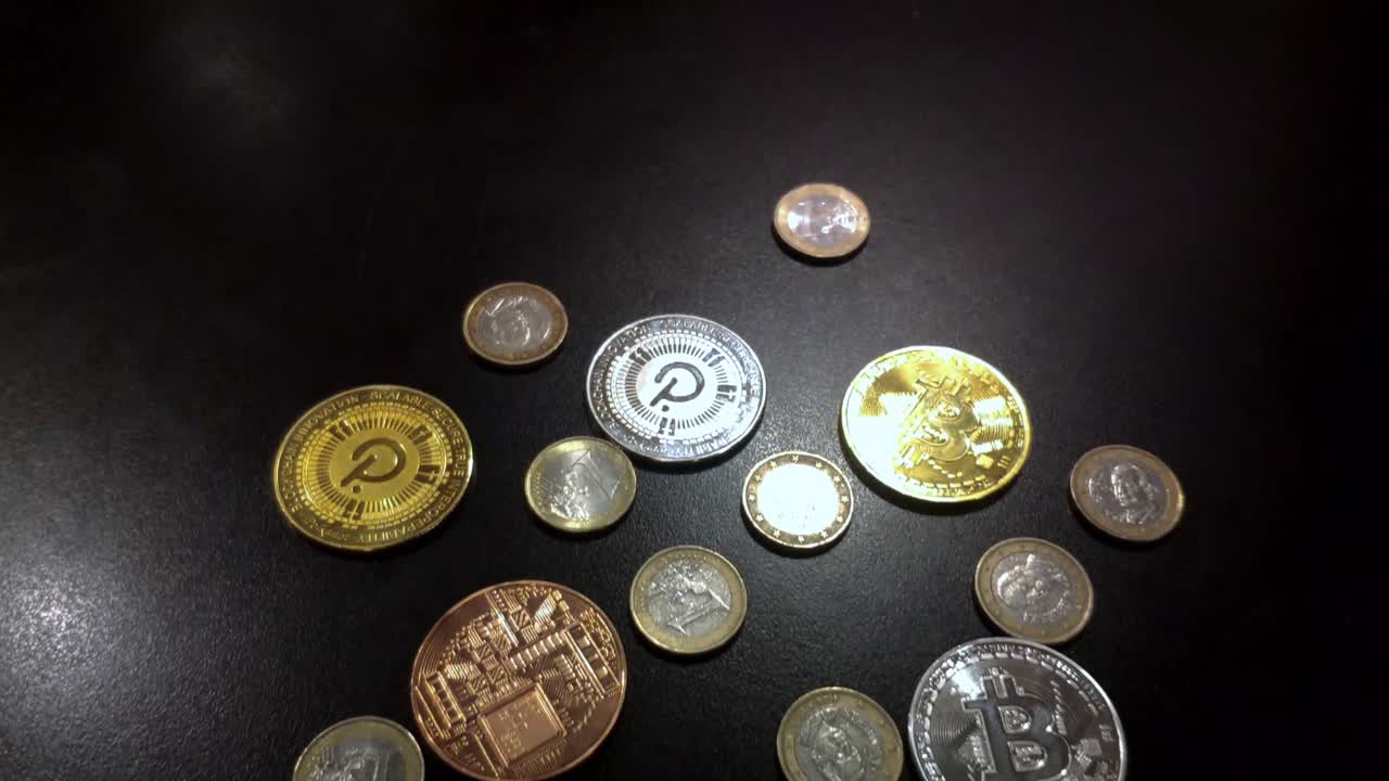 monedas de euro mezcladas con monedas criptográficas bitcoin y polkadot que reflejan luz brillante sobre fondo negro, dinero real, pagos digitales de cadena de bloques, web 3, toma de primer plano que se aleja y retrocede, galicia, españa