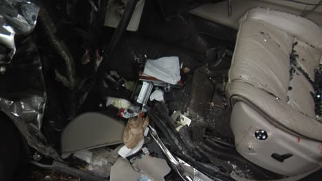 accidente automovilístico en la calle, automóvil dañado después de la colisión