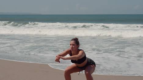 mujer haciendo ejercicio en la playa