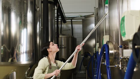 mujer limpiando máquinas de elaboración de cerveza