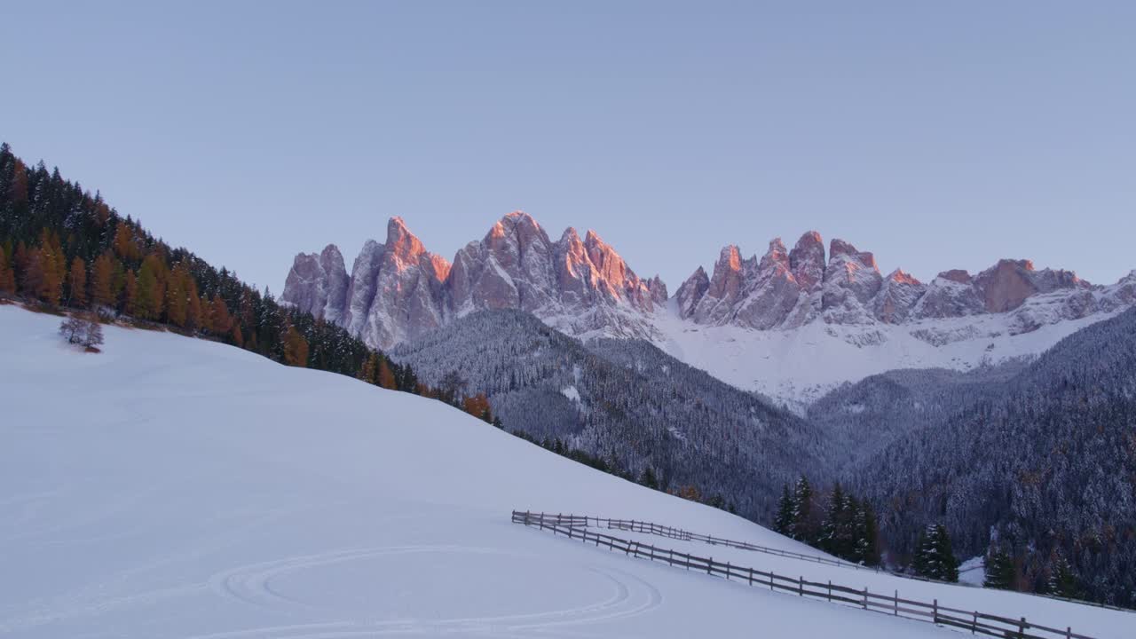 Sankt Johannes Kirke ved solnedgang indrammet af sneklædte Dolomitter om efteråret, Val di Funes, Italien