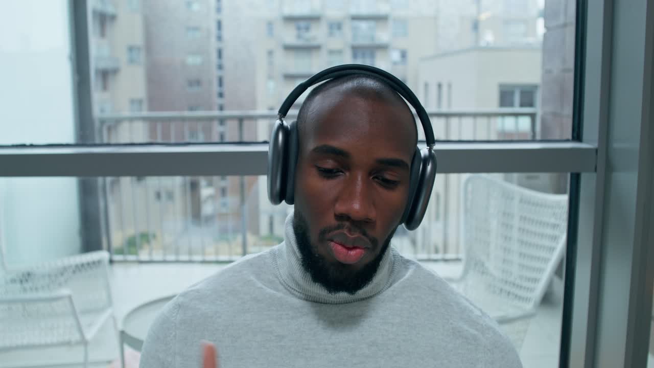 hombre con auriculares en un entorno urbano