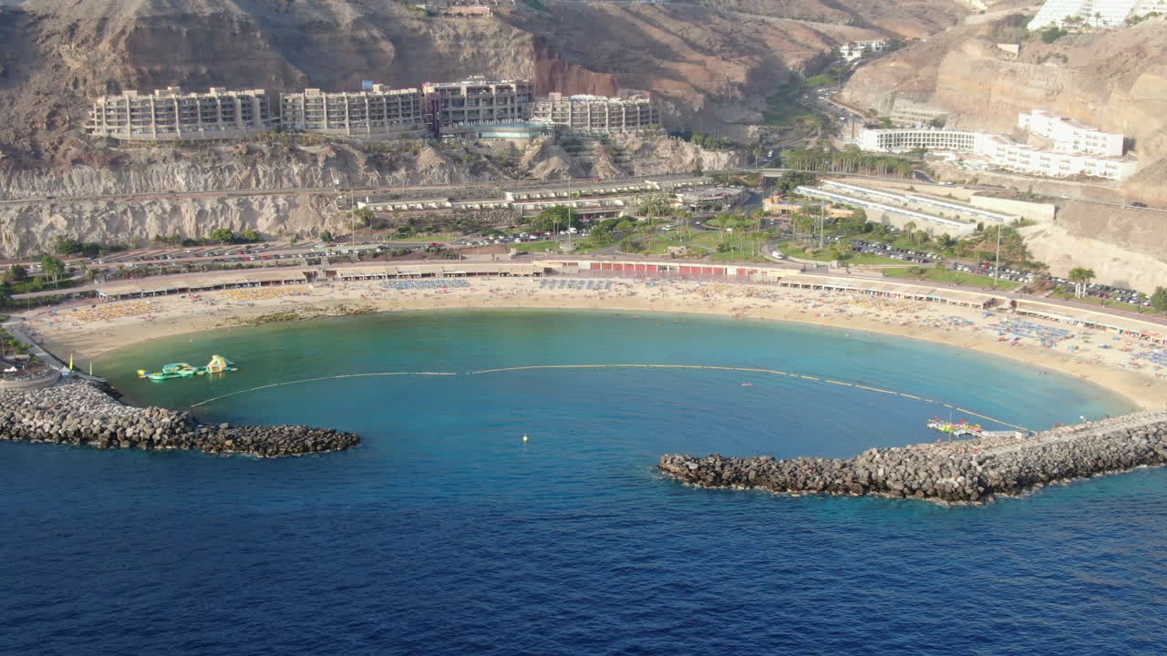 playa de amadores, mogan, gran canaria: brisas del océano, viaje aéreo - toma aérea cinematográfica