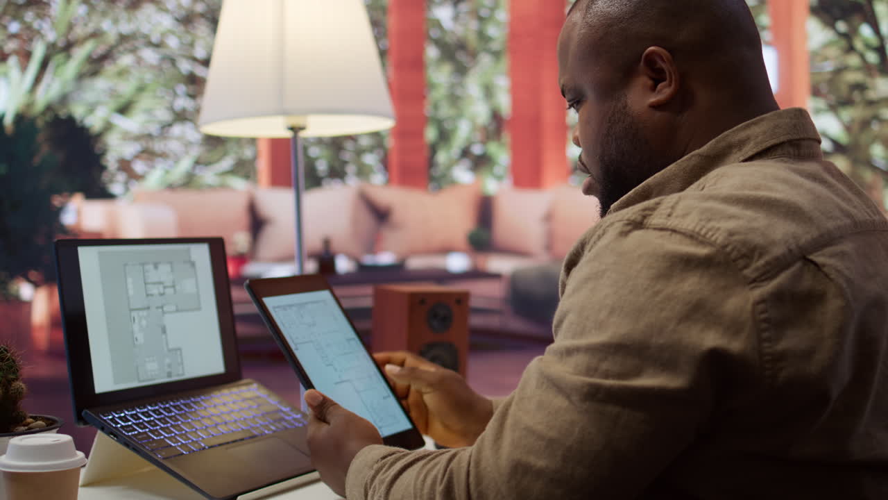 propietario de una empresa redactando bocetos arquitectónicos para una nueva oficina