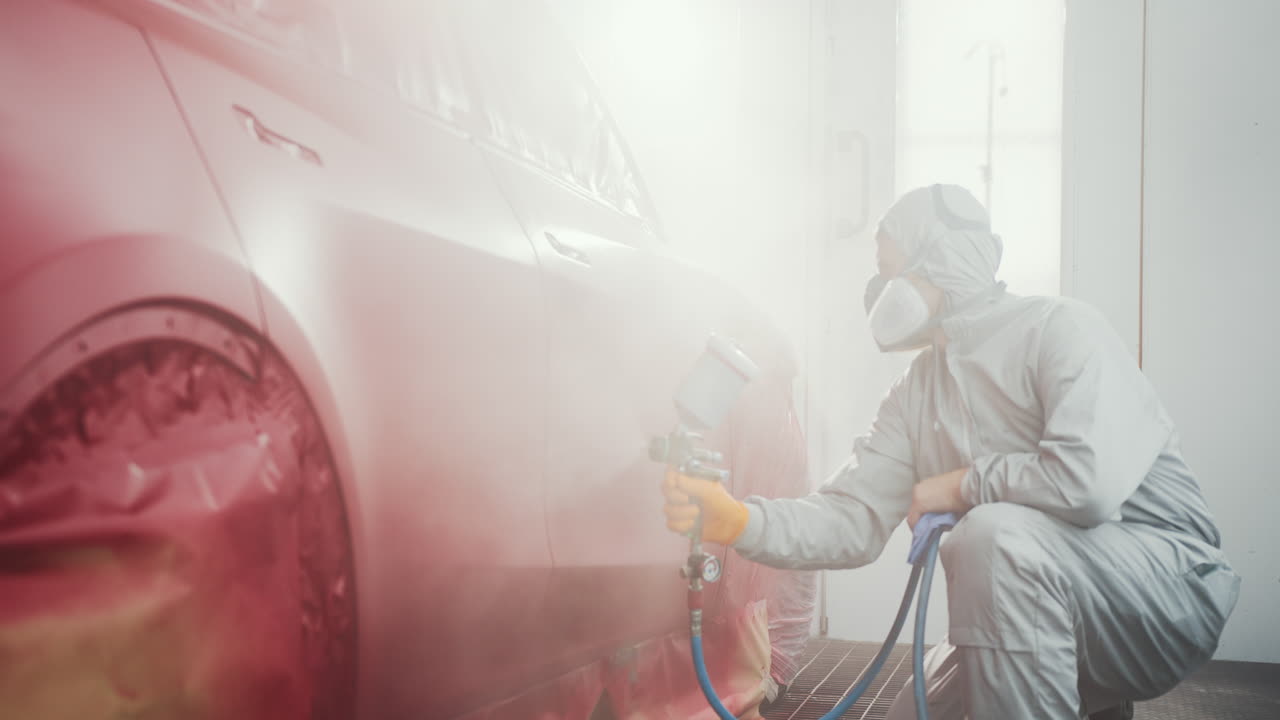 페인트 부스에서 자동차 페인팅