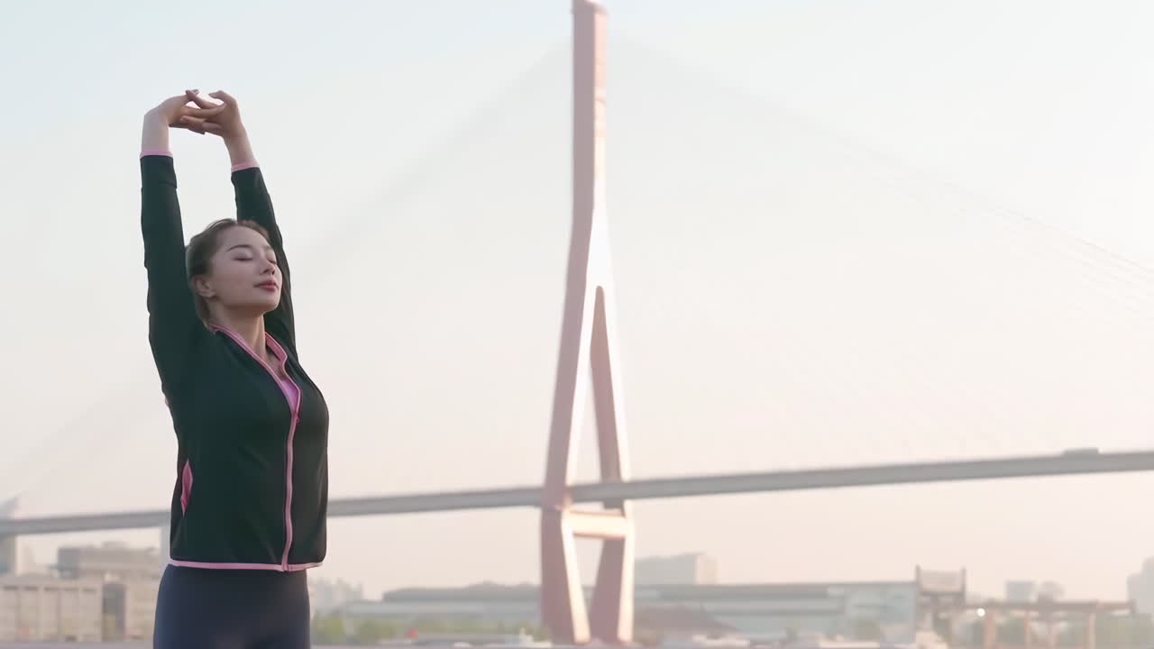 매력적이고 자신감 넘치는 체력 있는 여성, 스포츠 의상을 입은 달리기 선수, 자연에서 달리기 전에 몸을 따뜻하게 하는 운동은 건강한 생활 방식을 나타니다.