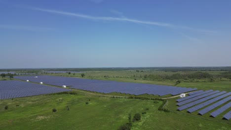 Solarzellenpaneele-Im-Solarpark,-Grünes-Energiekonzept---Luftaufnahme