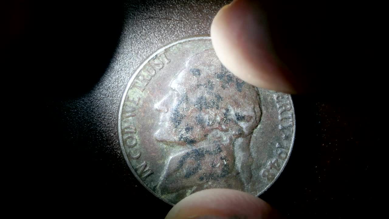 primer plano de monedas muy antiguas