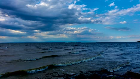lapso de tiempo: paisaje de video - cielo, nubes, gran lago, horizonte. las nubes flotan sobre el lago.