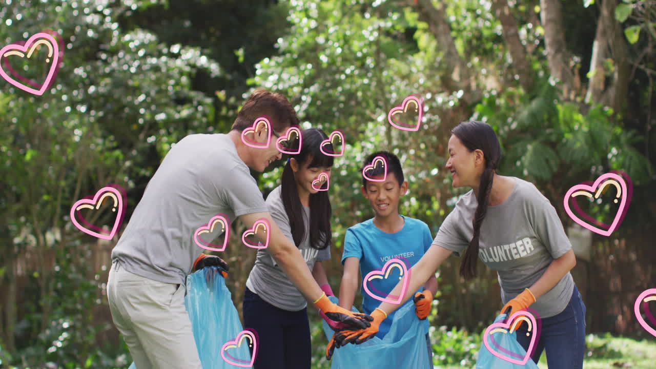 행복한 아시아 가족이 시골에서 쓰레기를 청소하는 심장 아이콘의 애니메이션