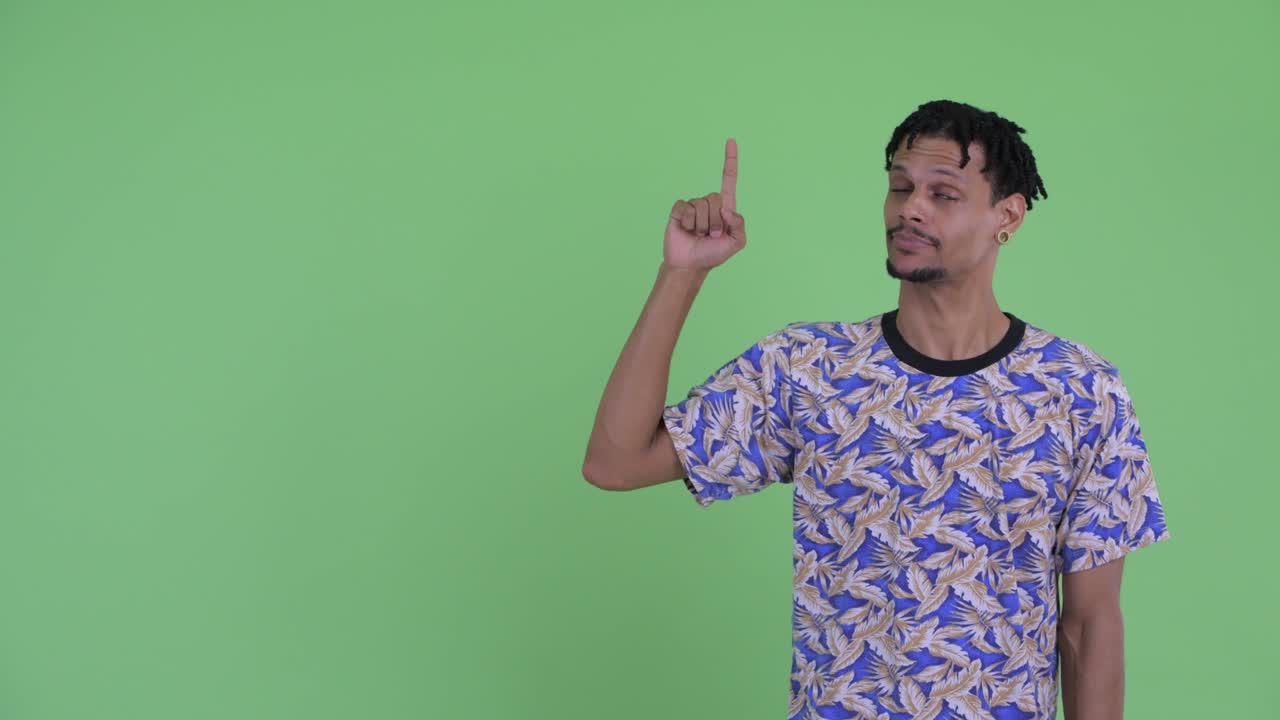 드레드머리 를 입은 잘생긴 젊은 아프리카인