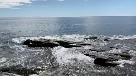 costa rocosa de maine con oleaje violento en 4k