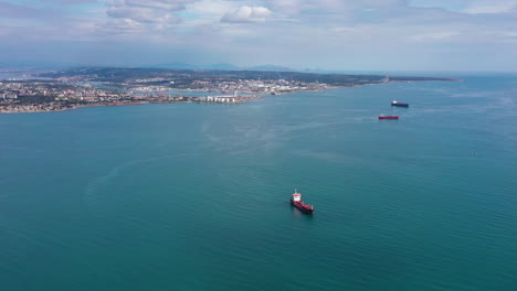 vista aérea sobre grandes buques cisterna de petróleo crudo puerto comercial en el mediterráneo