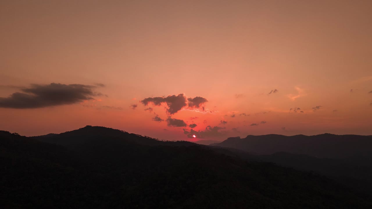 hiperlase aéreo de una puesta de sol en las colinas de campos do jordao, brasil