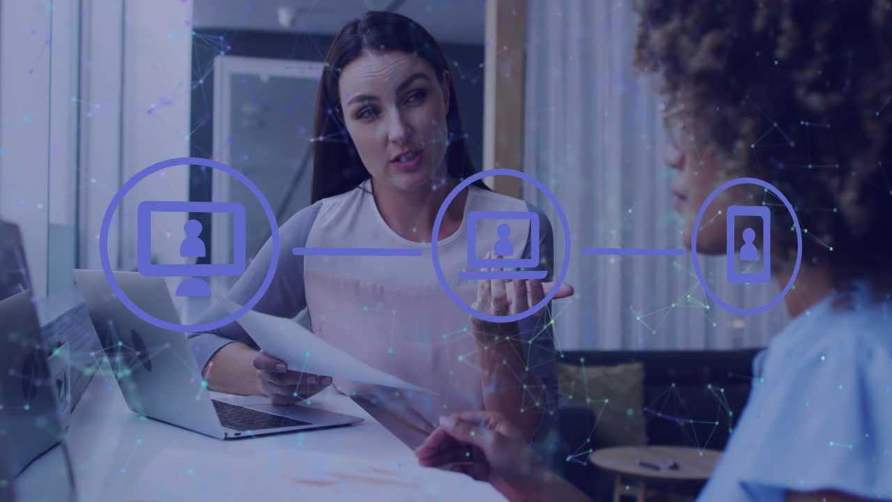 animación de iconos conectados sobre puntos conectados y diversas compañeras de trabajo discutiendo informes