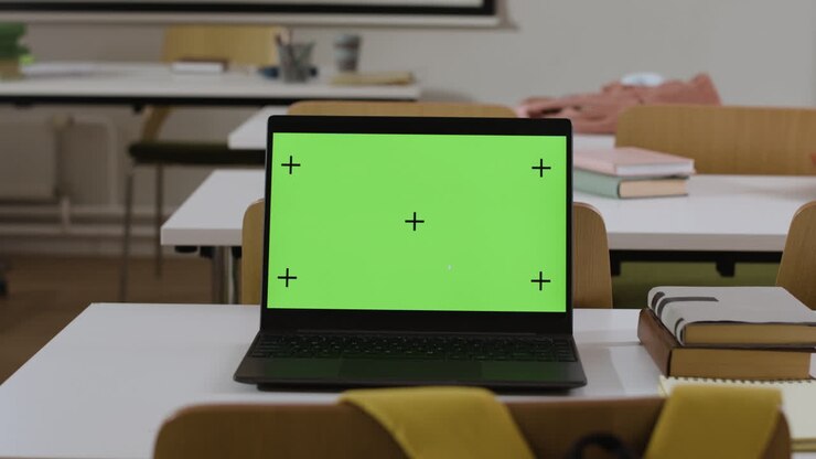Bærbar computer med grøn skærm i klasseværelset