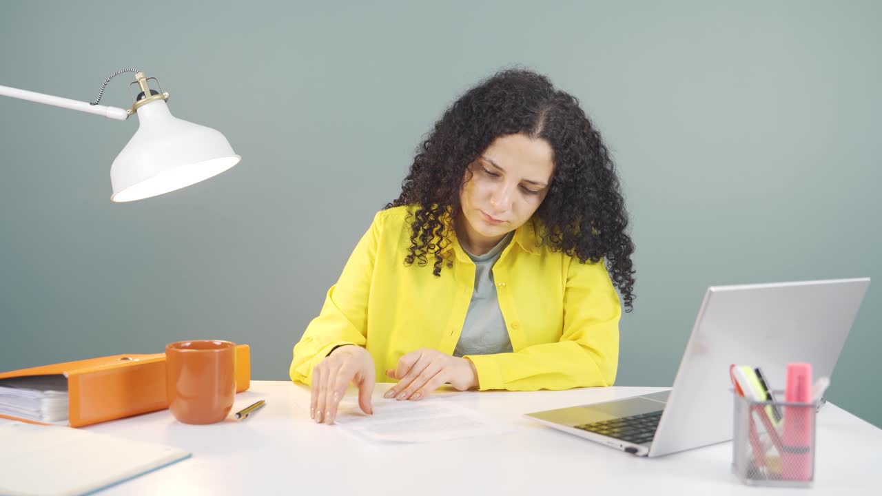 la joven que revisó y firmó el papeleo está feliz y satisfecha.