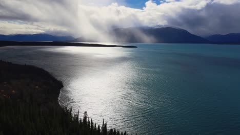 Sonnenstrahl-über-Lake-Atlin-An-Einem-Bewölkten-Tag