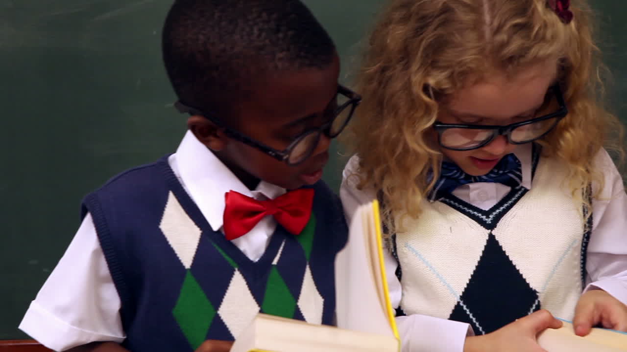 alumnos lindos leyendo libros