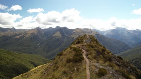 mujer de mochila en la cumbre de la montaña