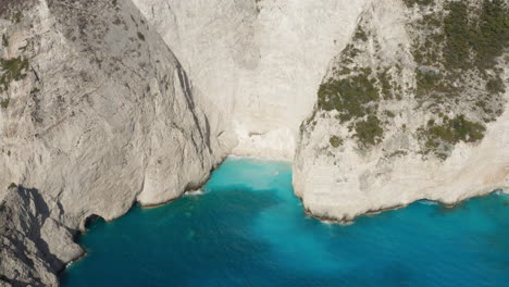 Schöner-Strand,-Ummauert-Von-Weißen,-Schroffen-Klippen-Im-Ionischen-Meer,-Insel-Zakynthos-In-Griechenland