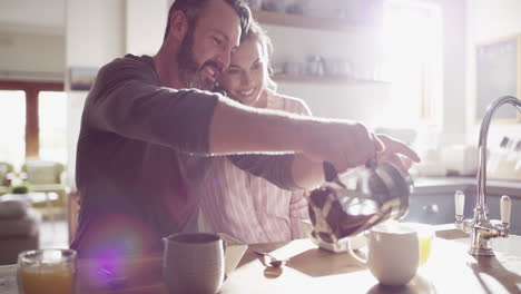 una pareja feliz desayunando en casa