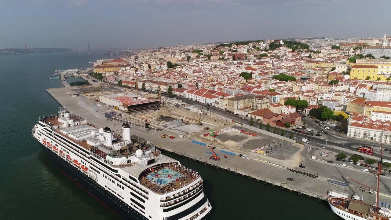 Vista aerea di una crociera sul fiume Tago a Lisbona.