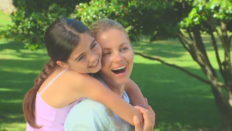 una niña abrazando a su madre