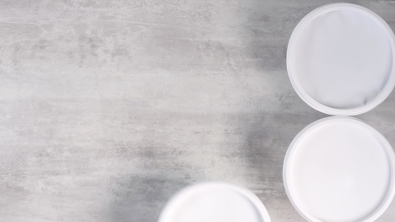 손은 테이블에 원 식품 용기를 놓습니다.