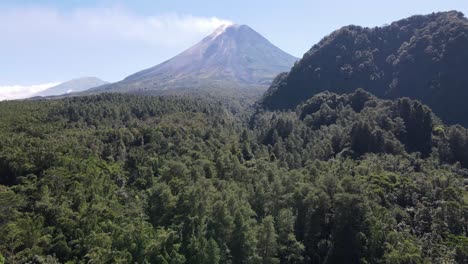 Vista-Aérea,-Monte-Merapi-En-La-Mañana-Cuando-Emite-Humo-De-Erupción-Y-El-Clima-Es-Muy-Soleado-En-Yogyakarta