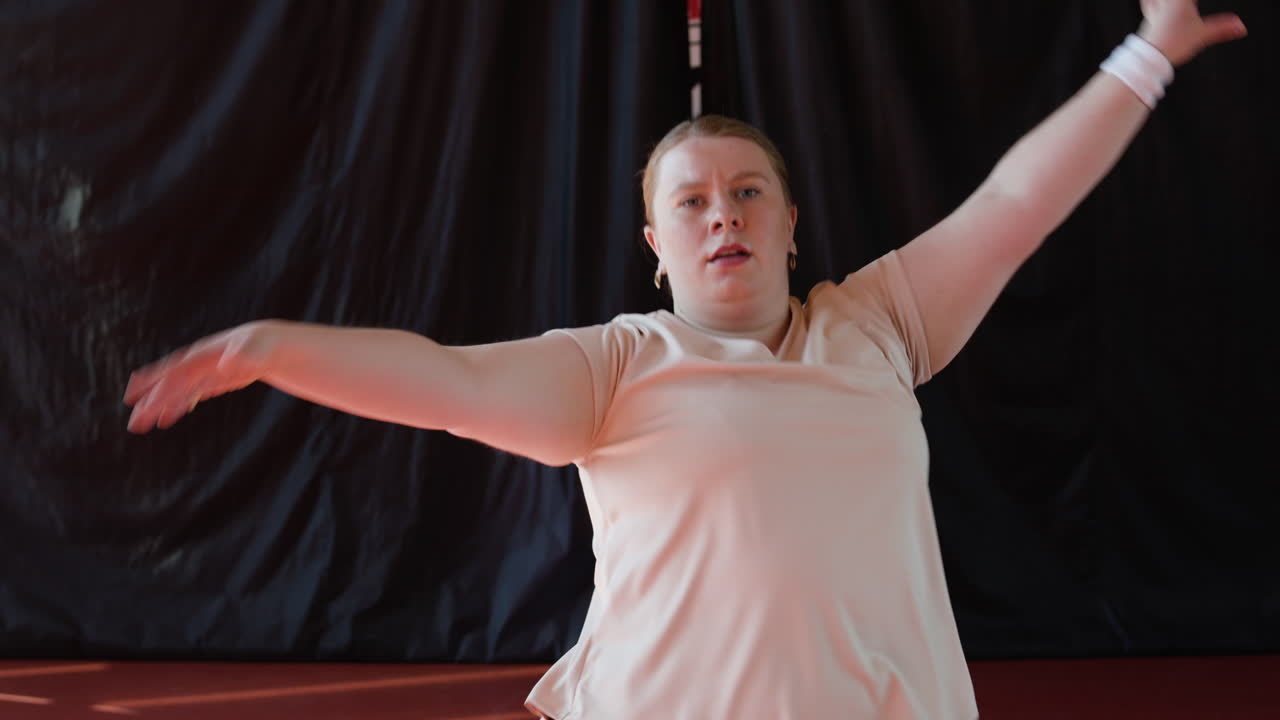 실내에서 춤을 추는 여자