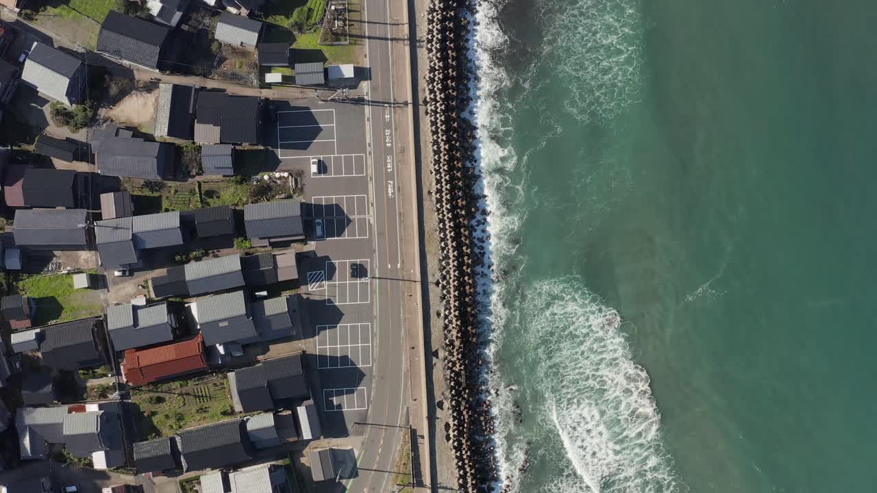 아마루베 고가교와 효고 해변을 따라 있는 카미 마을, 하향식 조감도