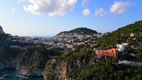 Vista-Del-Mar-Y-Los-Acantilados-En-La-Isla-Capri-En-Italia---Disparo-De-Drones