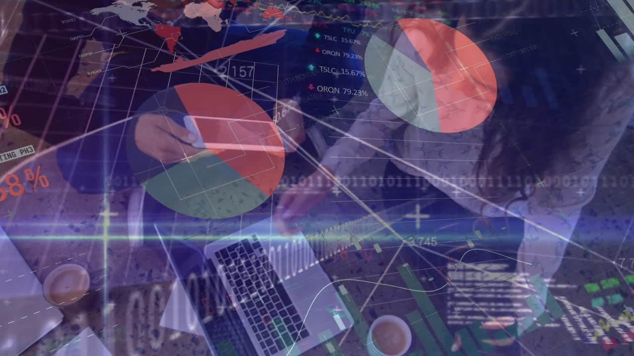 animación del procesamiento de datos sobre diversos colegas masculinos y femeninos discutiendo en la oficina